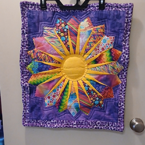 Vibrant Sunburst Tapestry 23.5" X 20" - Picture 2 of 3